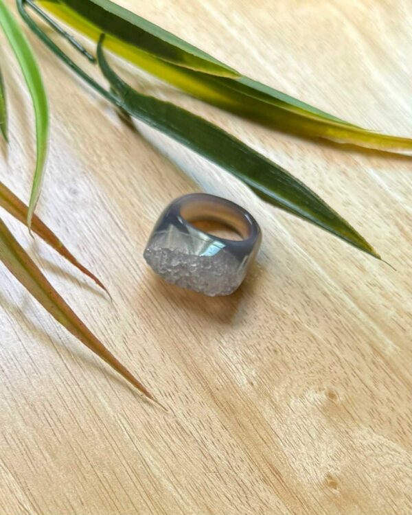 ნაცრისფერი აქატის ბეჭედი კვარცით