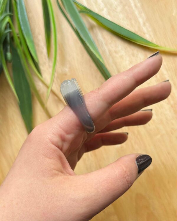 ნაცრისფერი აქატის ბეჭედი კვარცით