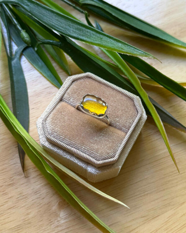 ქარვის ბეჭედი ვერცხლში - "OH... HONEY"